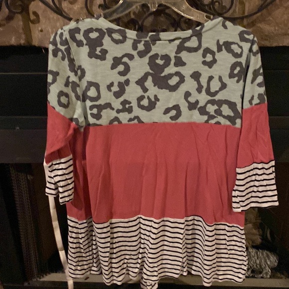 Mixed patterned cotton blend top. Lilypad brand. - Picture 3 of 6